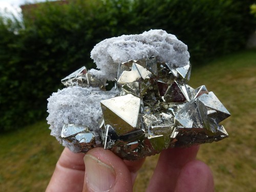 Pyrit oktaeder auf quartz - oktaeder,