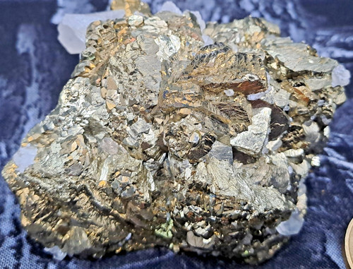 Pyrit mit calcit aus - pyrit, dem