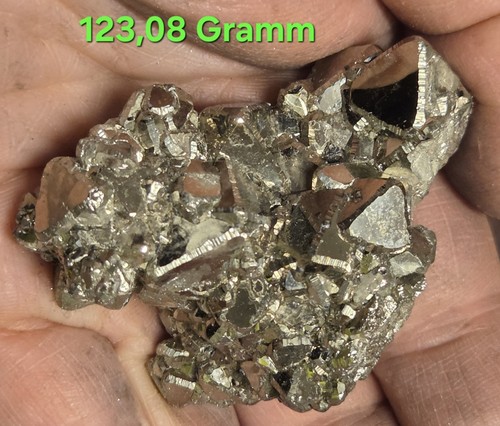 Pyrit kristall stufe aus - stufe,