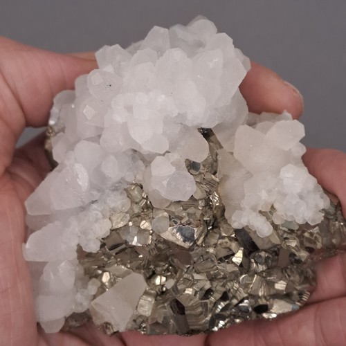 Calcit auf pyrit 9x9x6cm - calcit,