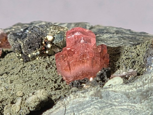 Rhodochrosit pyrit - rhodochrosit/pyrit,