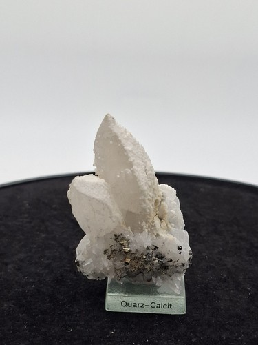 Quarz calcit pyrit boldut - quarz,