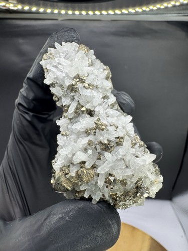 Pyrit mit bergkristall spitzen - pyrit,