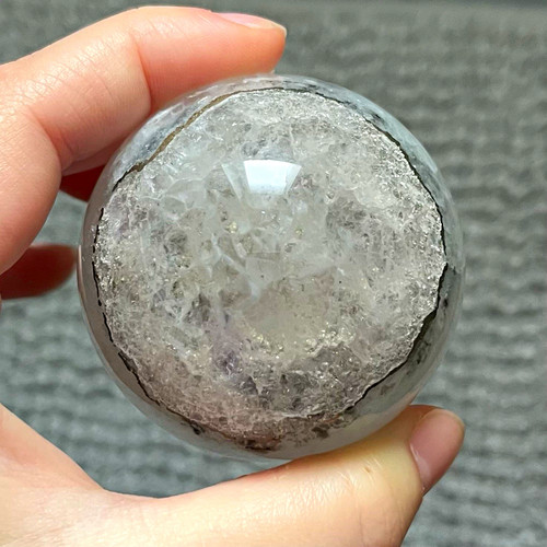Weiße fluorit mit pyrit kugel - fluorit,
