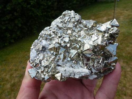 Pyrit oktaeder auf quartz - auf,