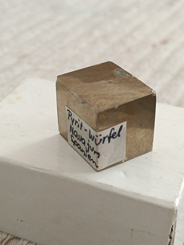 Pyrit würfel aus - pyrit,